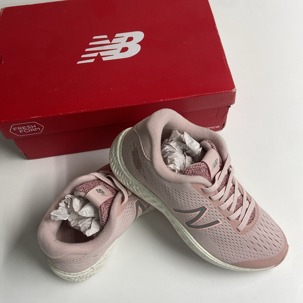 NWT New Balance Little Kids Size 2 sneakers - pink dusty rose with fresh foam